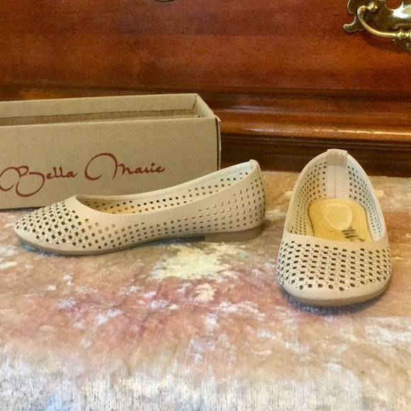 BELLA MARIE “Dana 1K” Tan Studded Flats NWB 1 - Picture 4 of 8